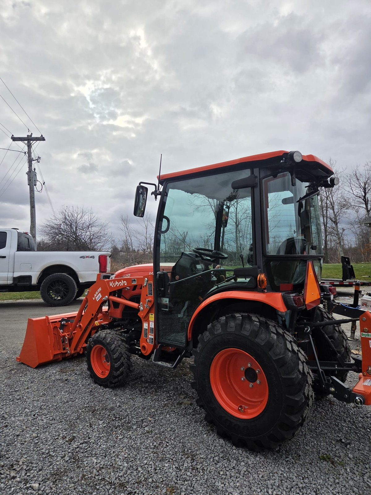 Kubota LX2620 Compact Tractor & Loader for rent in Georgina, Ontario